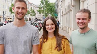 Die Gründer Miriam Amin, Johannes Bellmann und Thilo Haase von BRbase lächeln in die Kamera
