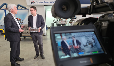 Torsten Enders, Geschäftsführender Gesellschafter von WäTaS, im Gespräch mit einer Person, gefilmt von einer Kamera