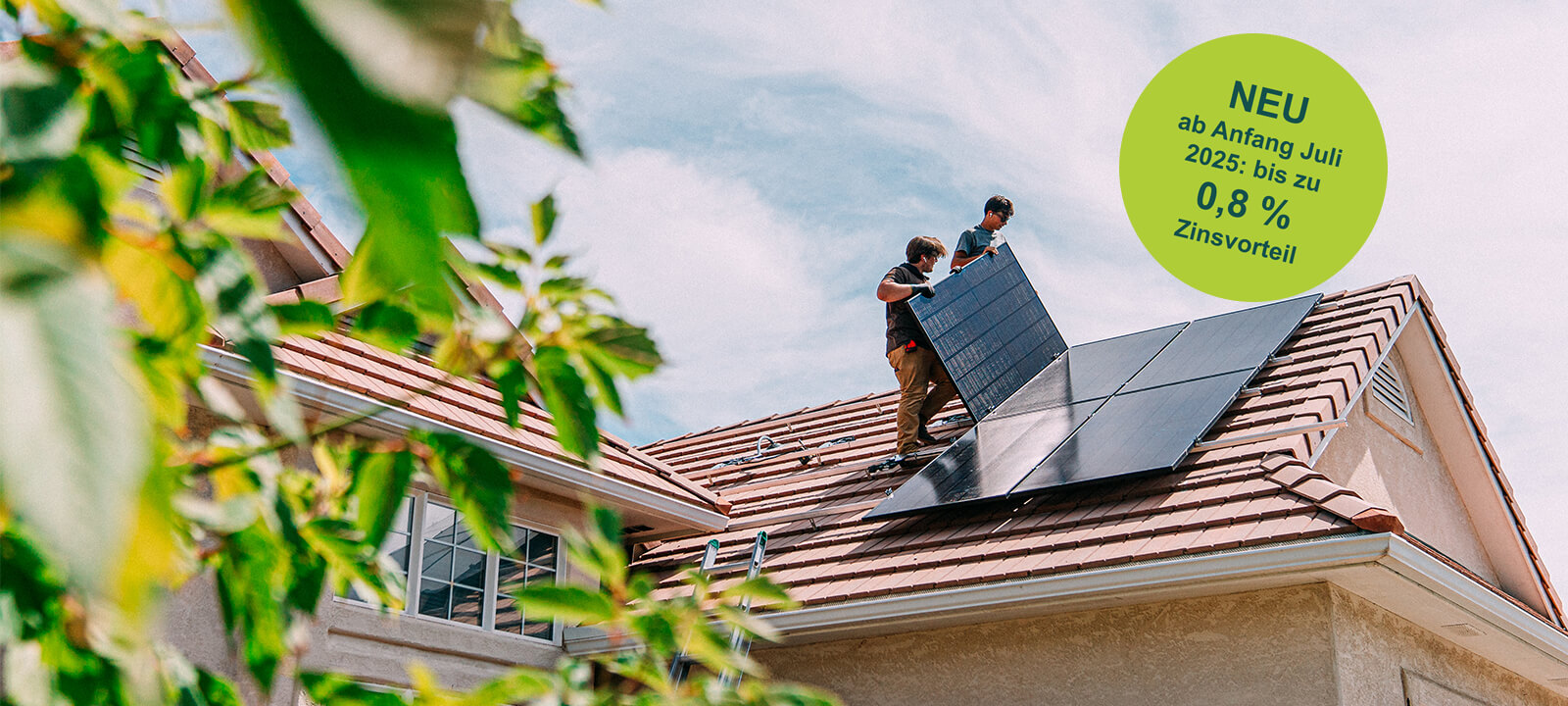 Symbolbild zum Thema Immobilie: Montieren einer Photovoltaik-Anlage mit grafischem Hinweis: NEU ab Anfang Juli 2025: bis zu 0,8 % Zinsvorteil.