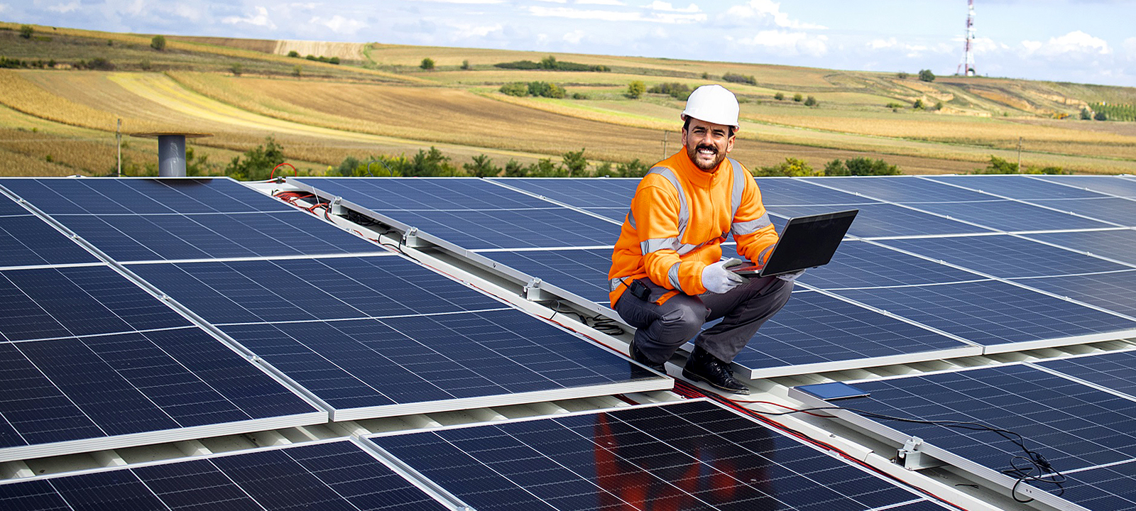 Mann installiert Solarmodule im Rahmen der Installation einer Photovoltaikanlage