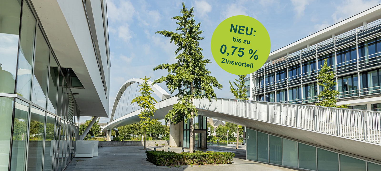 Ein Brücke läuft zwischen zwei Gebäuden lang