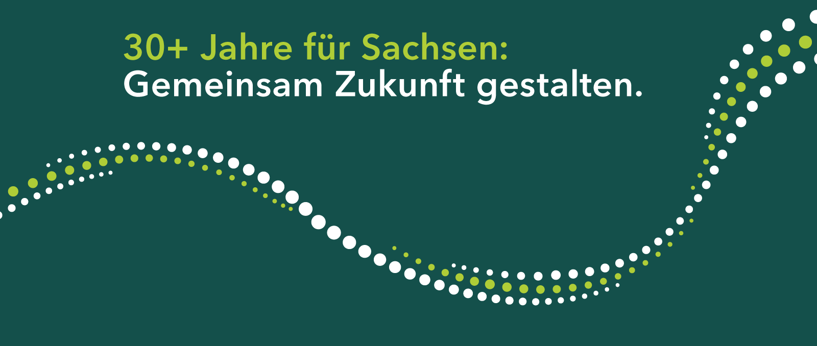 Symbolbild zum Thema Kredit: 3 Personen stehen in einer Werkstatt und lächeln in die Kamera, mit grafischem Hinweis:  Jetzt bis zu 10 % Tilgungszuschuss